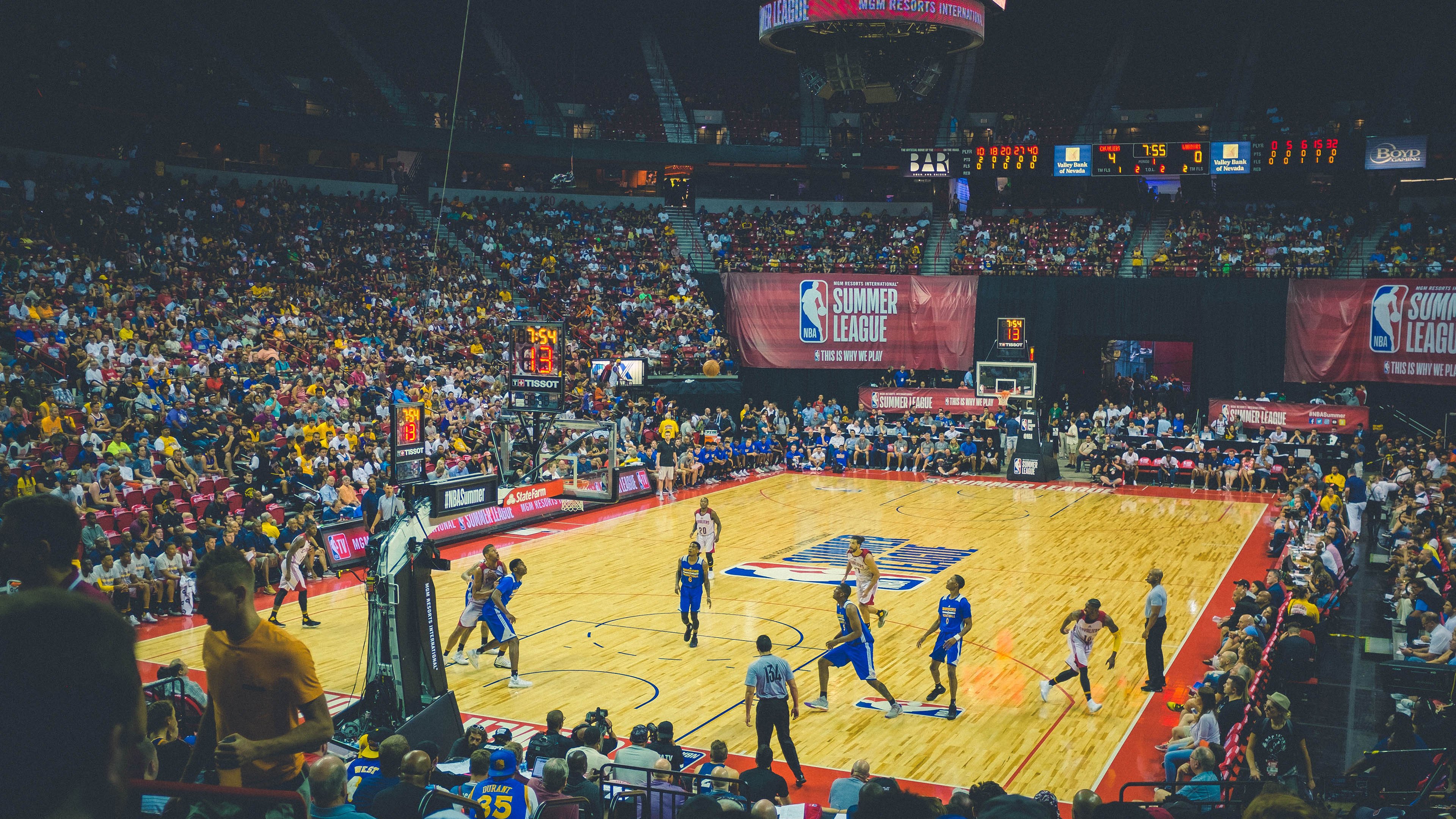 詹姆斯里程碑之夜湖人大胜,詹姆斯湖人出场视频2020