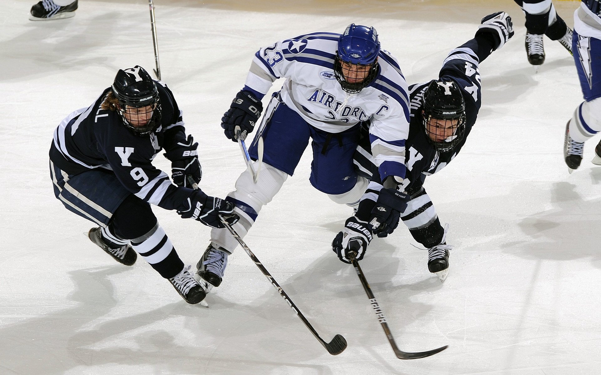 詹姆斯亲自指导小将完成训练动作,詹姆斯训练有多刻苦